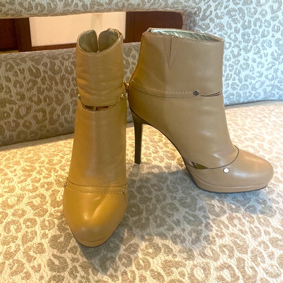 Elaine Turner camel colored soft leather booties with platform and cutouts. - Picture 3 of 6